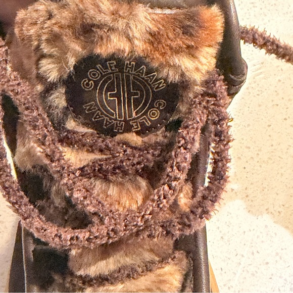 Cole Haan Suede Faux Fur Lace Up Ankle Chukka Boot Dark Brown Gum Sole Sz 8.5 - Picture 4 of 7